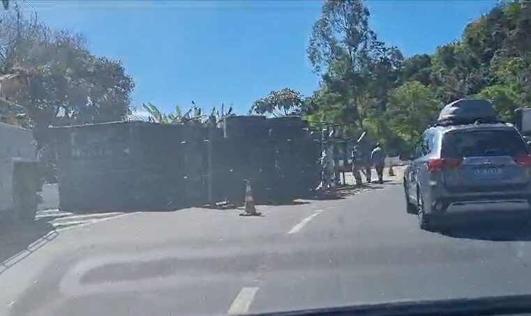 Subida da serra apresenta retenção após tombamento de carreta