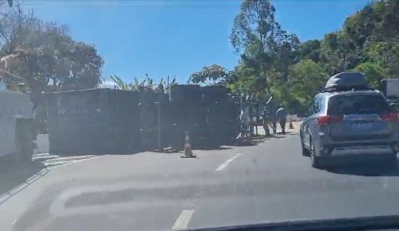 Subida da serra apresenta retenção após tombamento de carreta