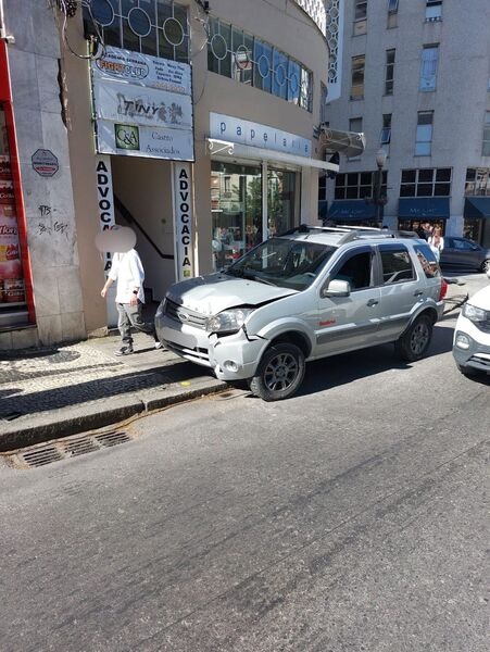 Jovem de 18 anos é atropelada na tarde desta segunda-feira (11) em Petrópolis