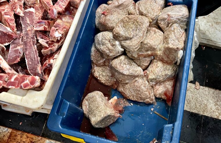 Procon RJ e Polícia Civil descartam mais de 400 quilos de alimentos impróprios na Baixada Fluminense e no Centro do Rio