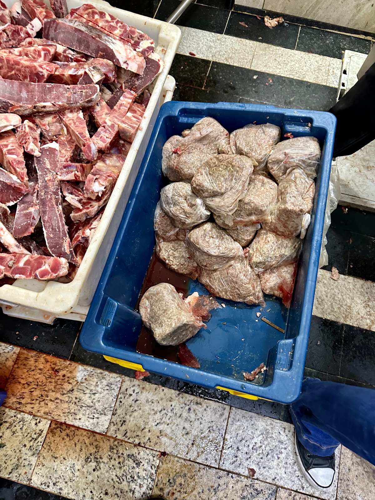 Procon RJ e Polícia Civil descartam mais de 400 quilos de alimentos impróprios na Baixada Fluminense e no Centro do Rio