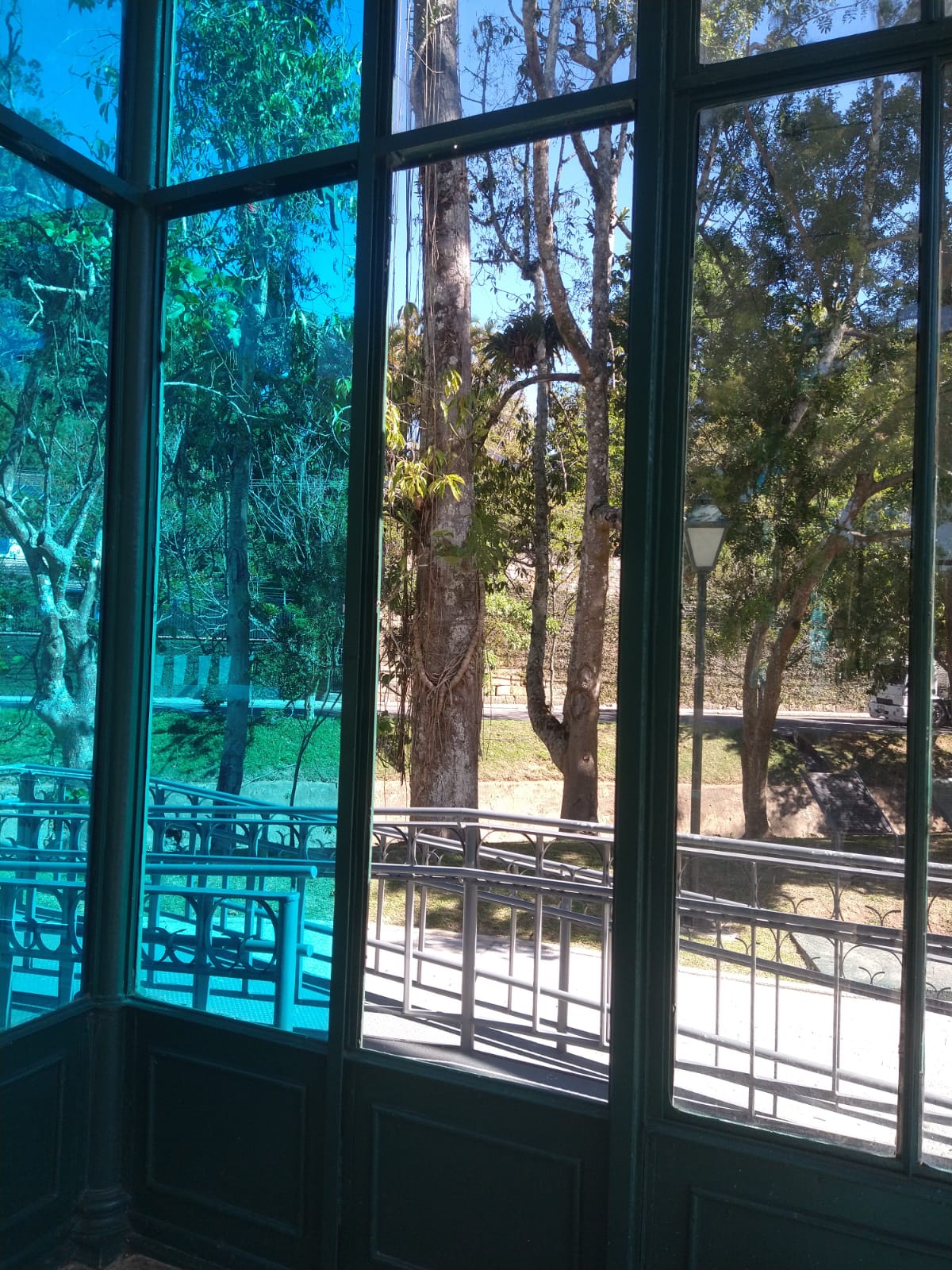 Palácio de Cristal tem problemas nas paredes e no piso do jardim