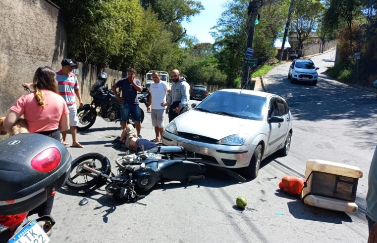 Moto colide com carro na localidade Estrada Mineira