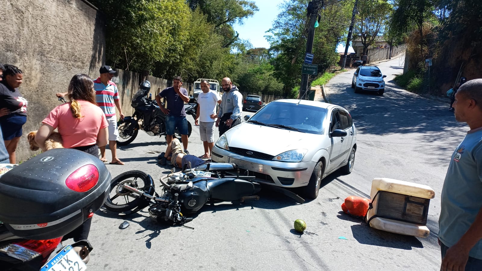 Moto colide com carro na localidade Estrada Mineira