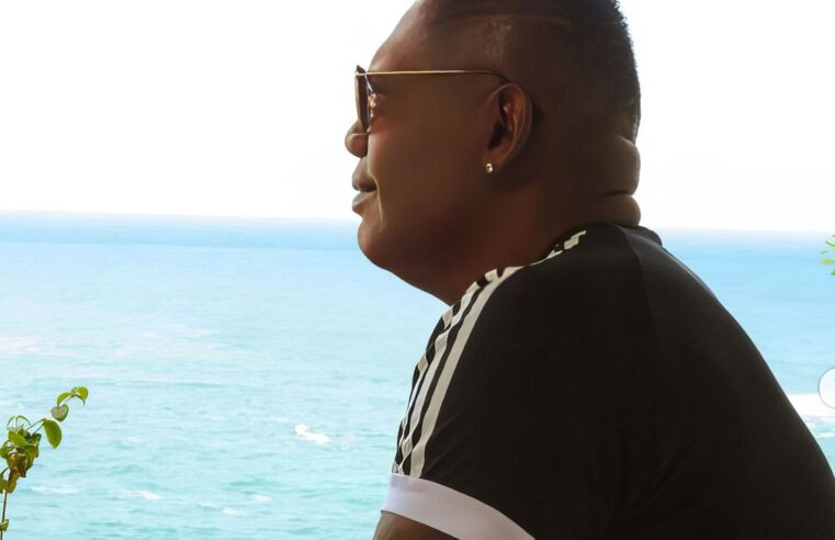 Família de MC Marcinho joga cinzas do cantor em praia de Cabo Frio