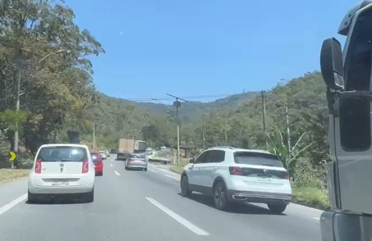 Carreta de grande porte causa retenção na descida da Serra