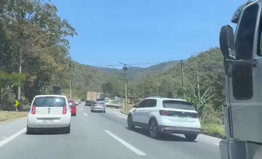Carreta de grande porte causa retenção na descida da Serra