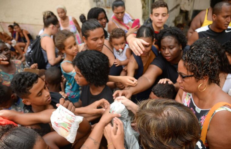 Cariocas festejam São Cosme e São Damião com distribuição de doces