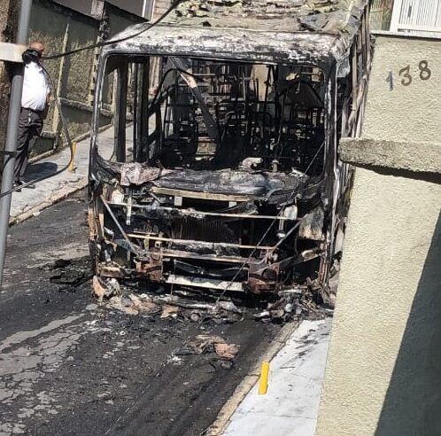 Ônibus pega fogo e deixa moradores sem luz em Petrópolis
