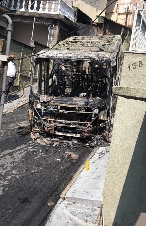 Ônibus pega fogo e deixa moradores sem luz em Petrópolis