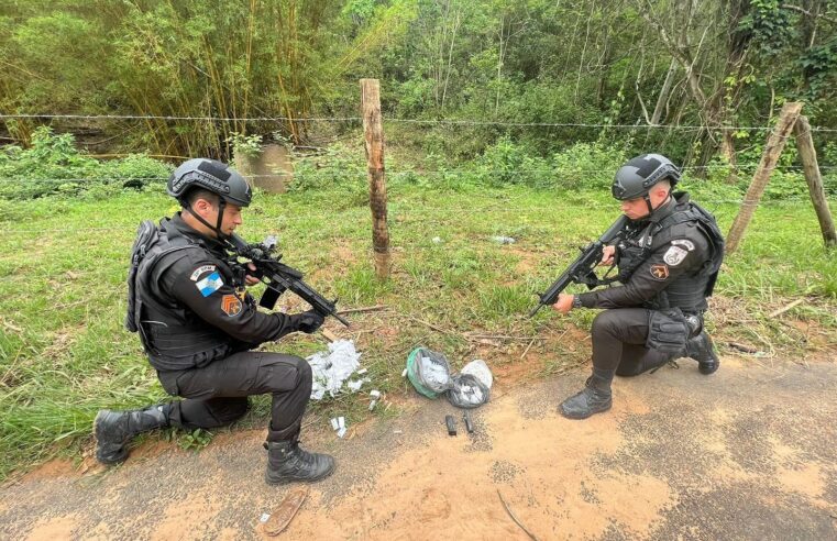 PM apreende drogas e carregador de pistola no Purys, em Três Rios