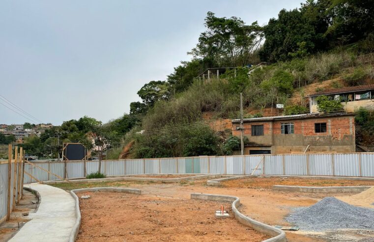 Praça da Alvorada, em Três Rios, está passando por reformas