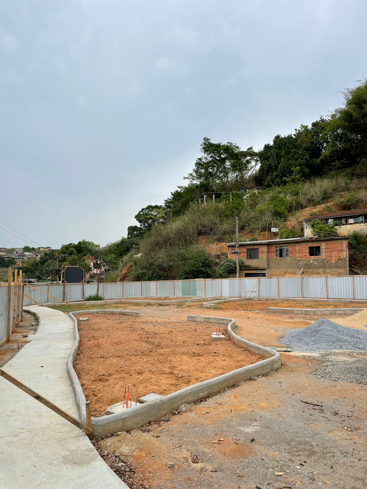 Praça da Alvorada, em Três Rios, está passando por reformas