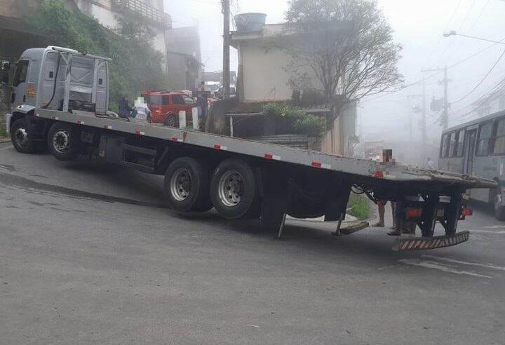 Caminhão fica preso e interrompe trânsito no Caxambu, em Petrópolis