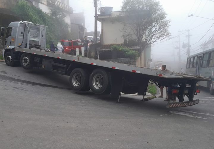 Caminhão fica preso e interrompe trânsito no Caxambu, em Petrópolis