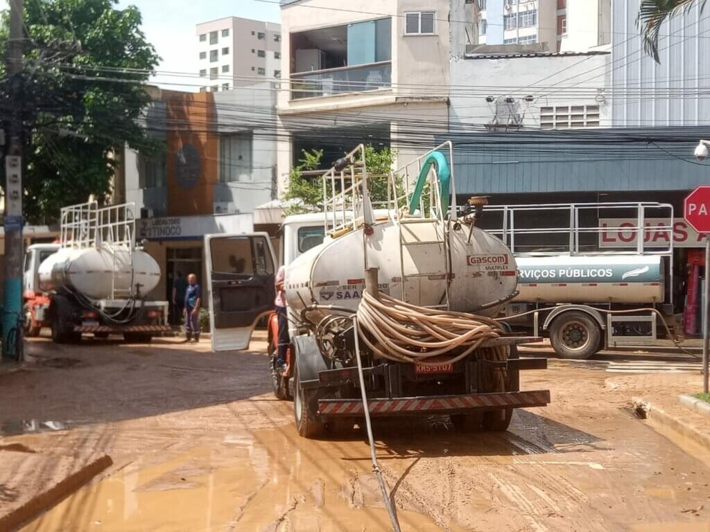 CHUVA DEIXA TRÊS RIOS EM ESTADO DE EMERGÊNCIA