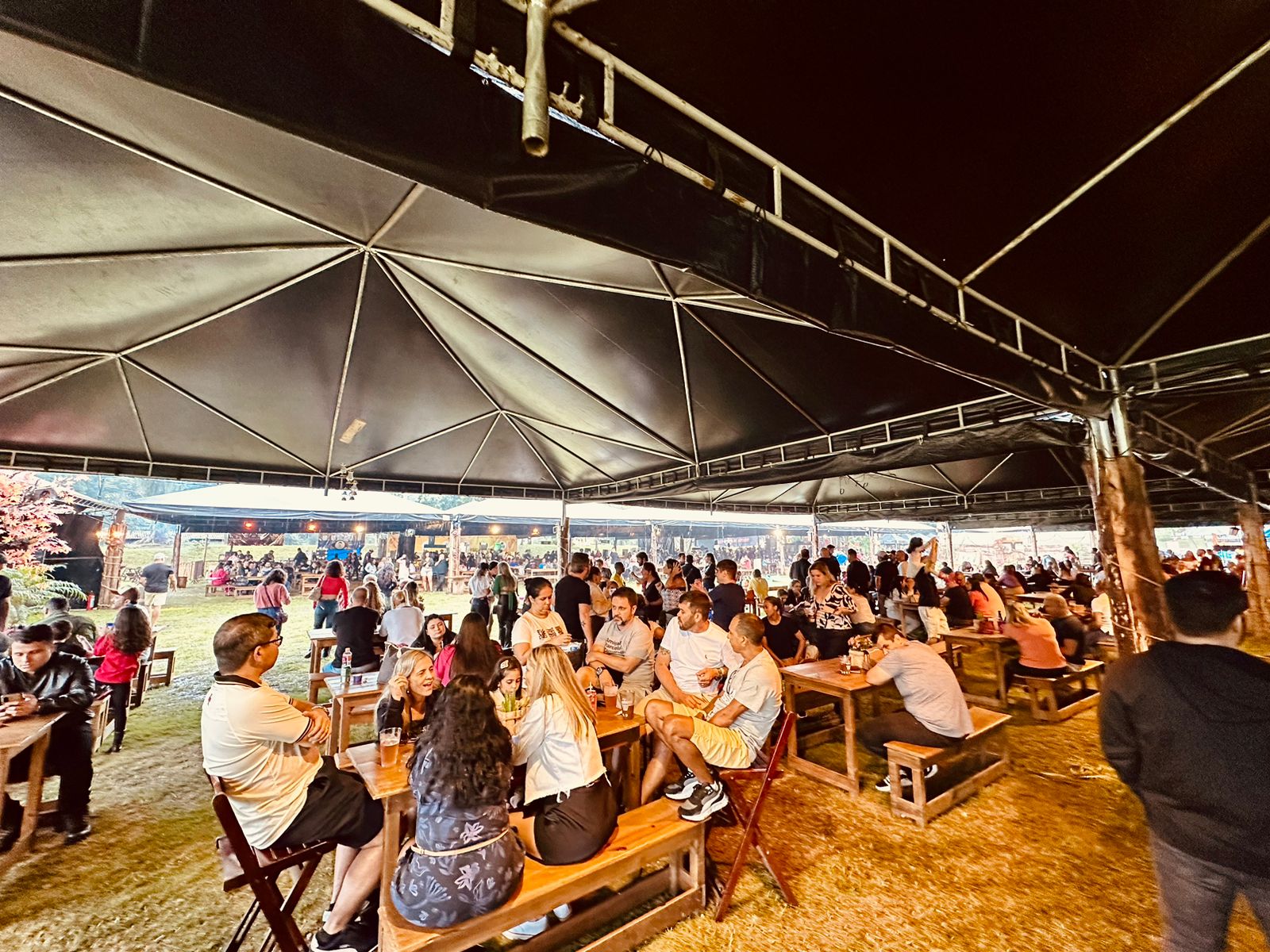 Do rock ao sertanejo: Saloon BBQ divulga programação musical
