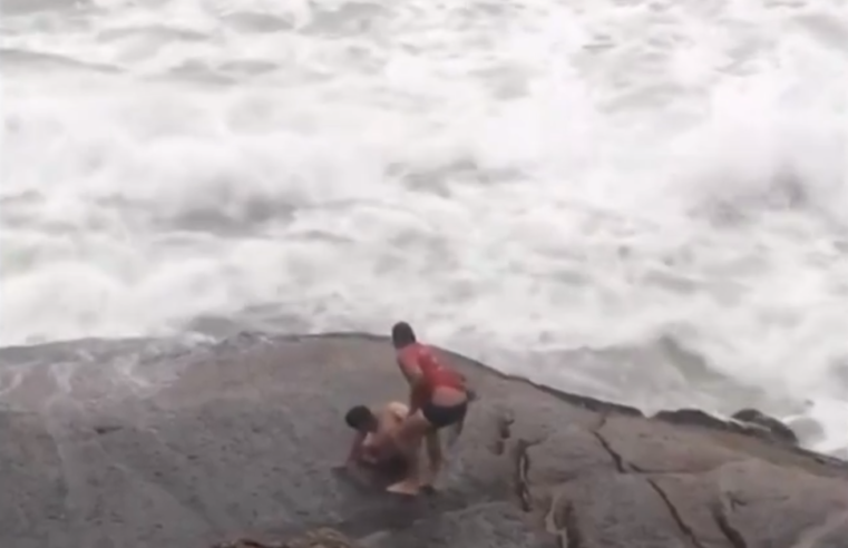 Petropolitanos são arrastados para o mar após tentarem fazer fotos na Pedra do Arpoador, no RJ