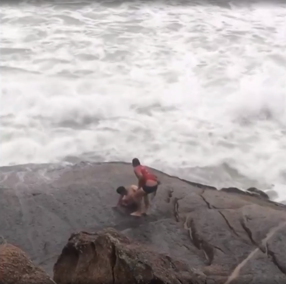 Petropolitanos são arrastados para o mar após tentarem fazer fotos na Pedra do Arpoador, no RJ