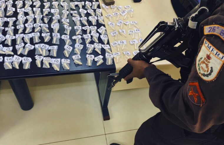 Policia faz apreensão de drogas e simulacro de arma de fogo em Petrópolis