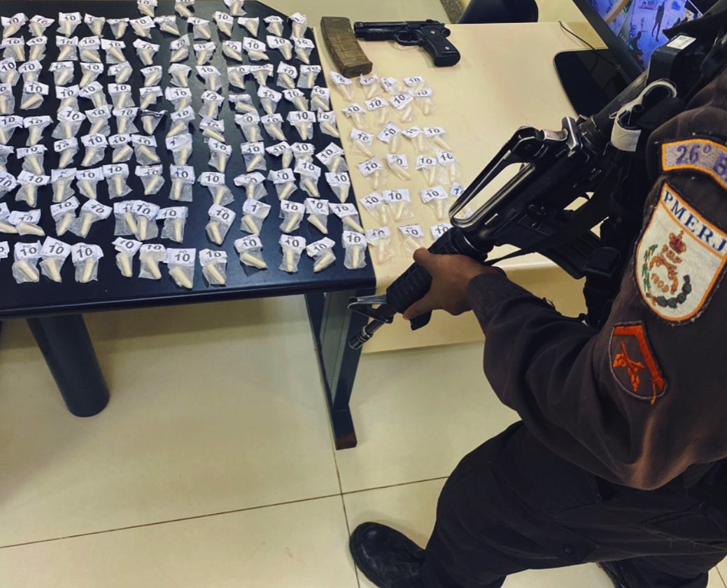 Policia faz apreensão de drogas e simulacro de arma de fogo em Petrópolis