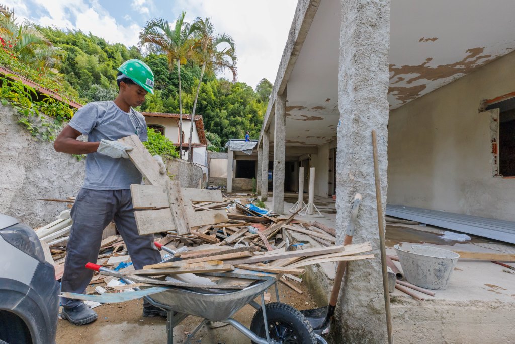 Prefeitura de Teresópolis reinicia obra de reforma da Escola Maçom Lino Oroña