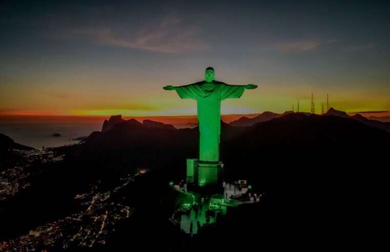 Cristo Redentor ganha iluminação especial para celebrar o Dia pelas Emissões Zero no Planeta e o Dia Nacional da Natureza