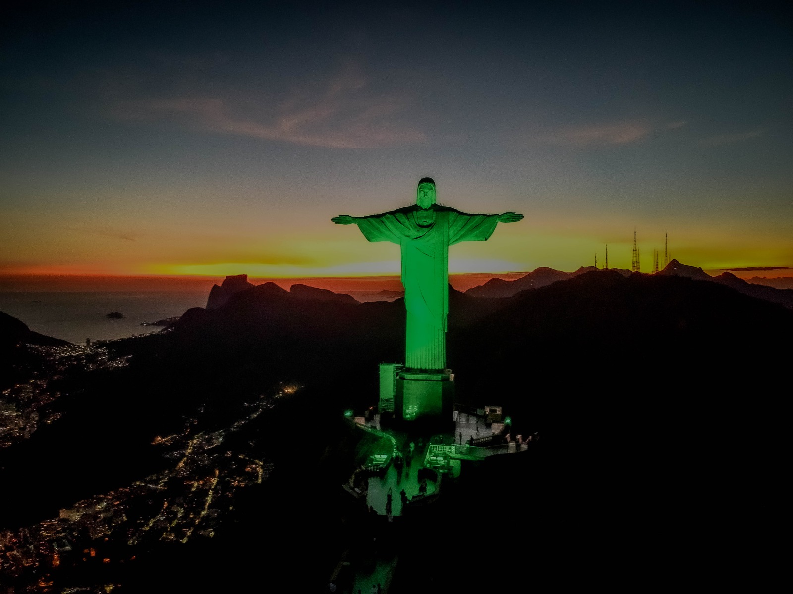 Cristo Redentor ganha iluminação especial para celebrar o Dia pelas Emissões Zero no Planeta e o Dia Nacional da Natureza