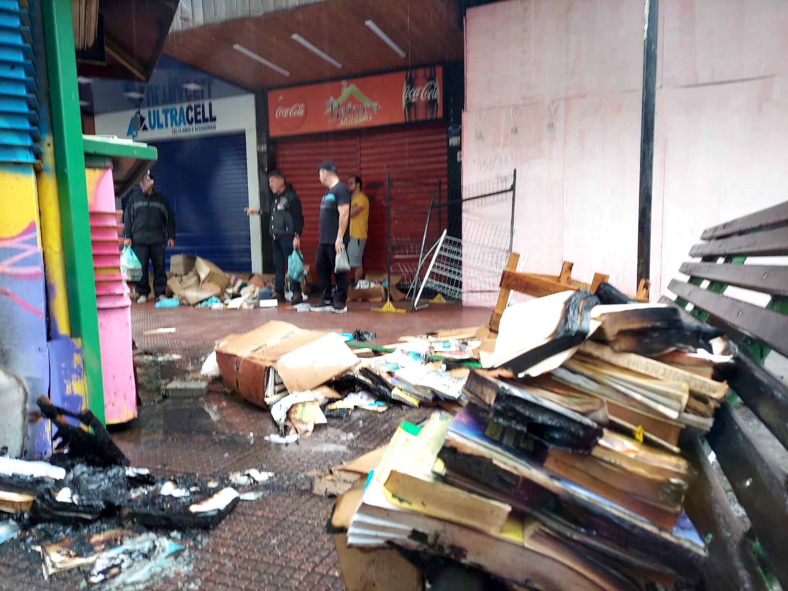 Campanha de doação vai arrecadar livros para ajudar banca que pegou fogo em Nova Friburgo