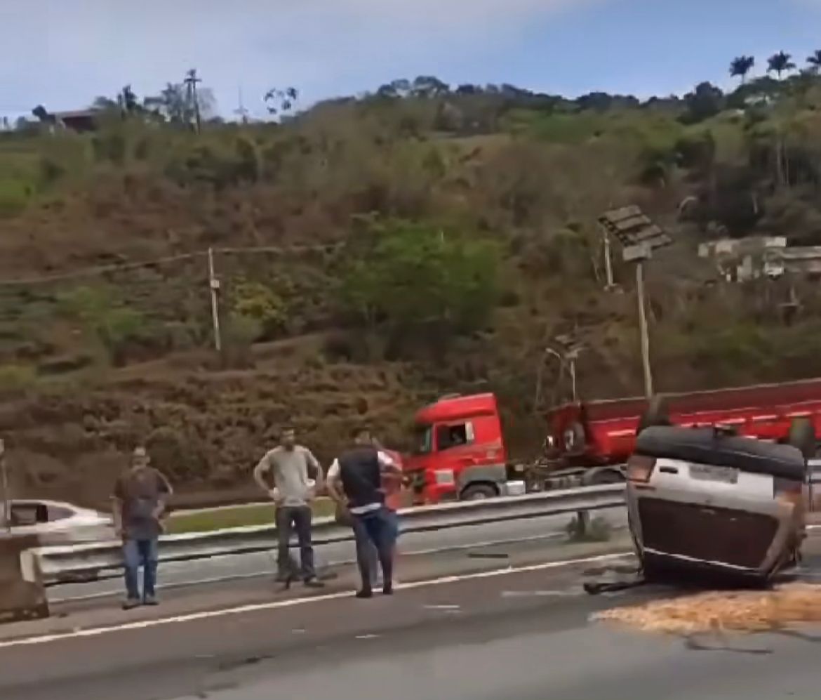 Carro capota na BR-040 na manhã desta sexta-feira