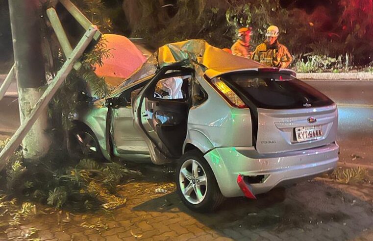 Homem fica gravemente ferido após colisão contra poste em Corrêas