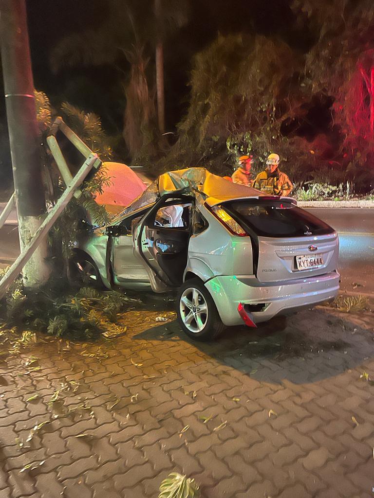 Homem fica gravemente ferido após colisão contra poste em Corrêas