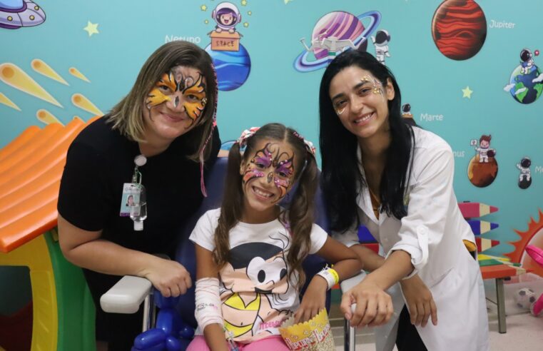 Pacientes recebem presentes e visita surpresa para os superpacientes no Hospital Santa Teresa