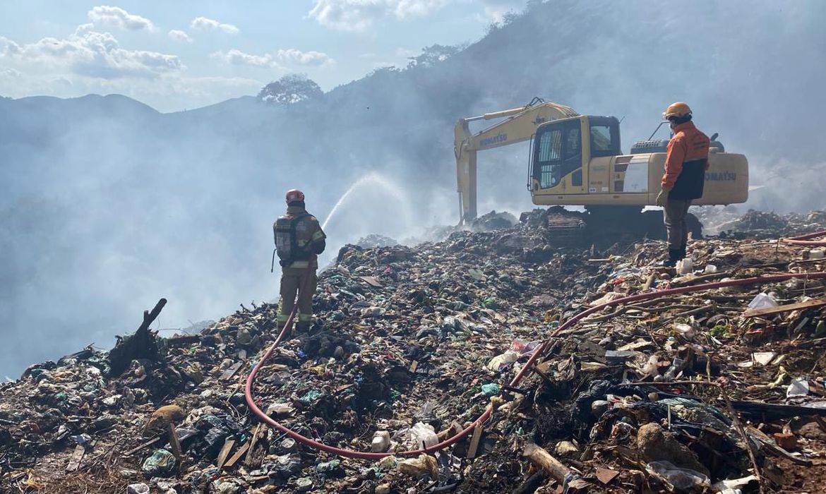 Após três meses do incêndio, catadores do Fischer seguem sem poder trabalhar