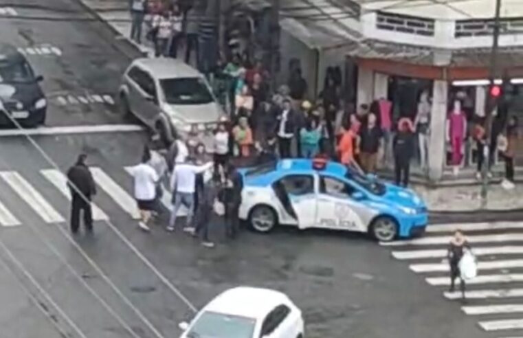 Duas pessoas são presas e uma está foragida apos furtarem lojas na Rua Dezesseis de Março, em Petrópolis