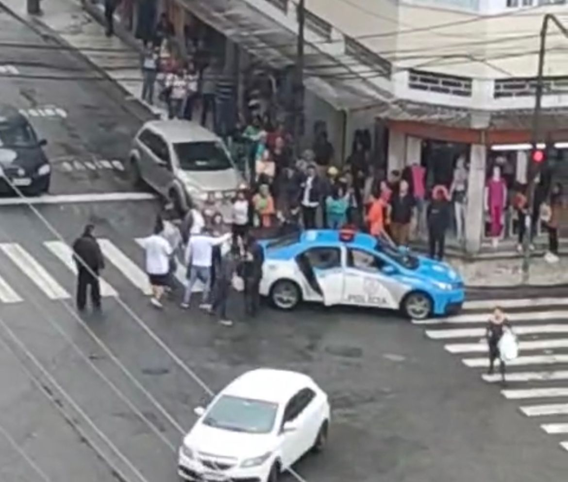 Duas pessoas são presas e uma está foragida apos furtarem lojas na Rua Dezesseis de Março, em Petrópolis