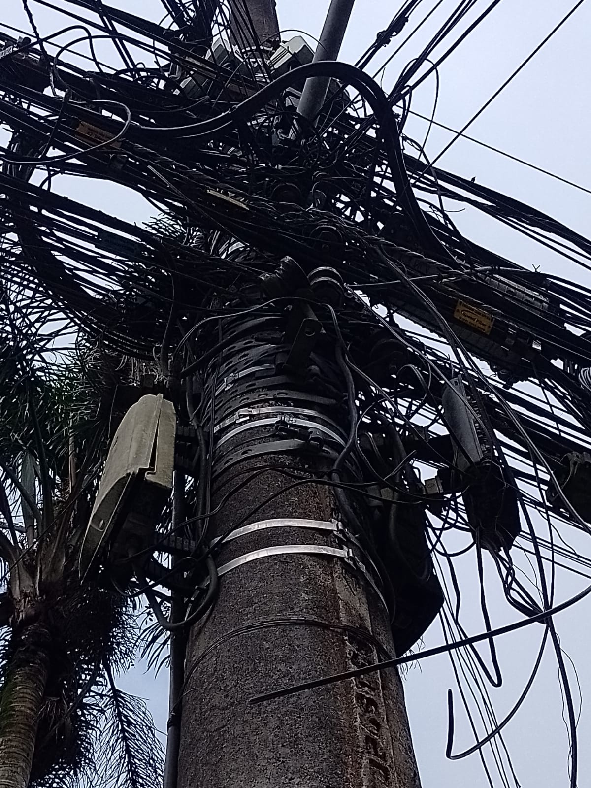 Audiência pública debate fiscalização e remoção de fios e equipamentos em desuso nos postes de Petrópolis