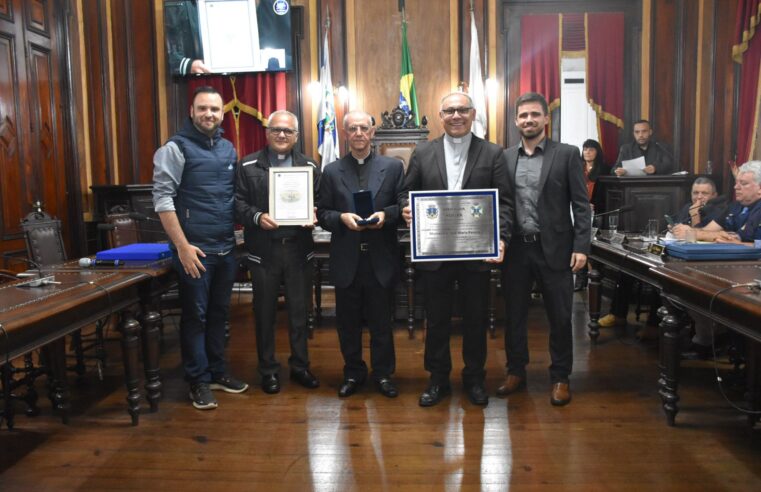 Monsenhor José Maria Pereira recebe Medalha Koeler na Câmara