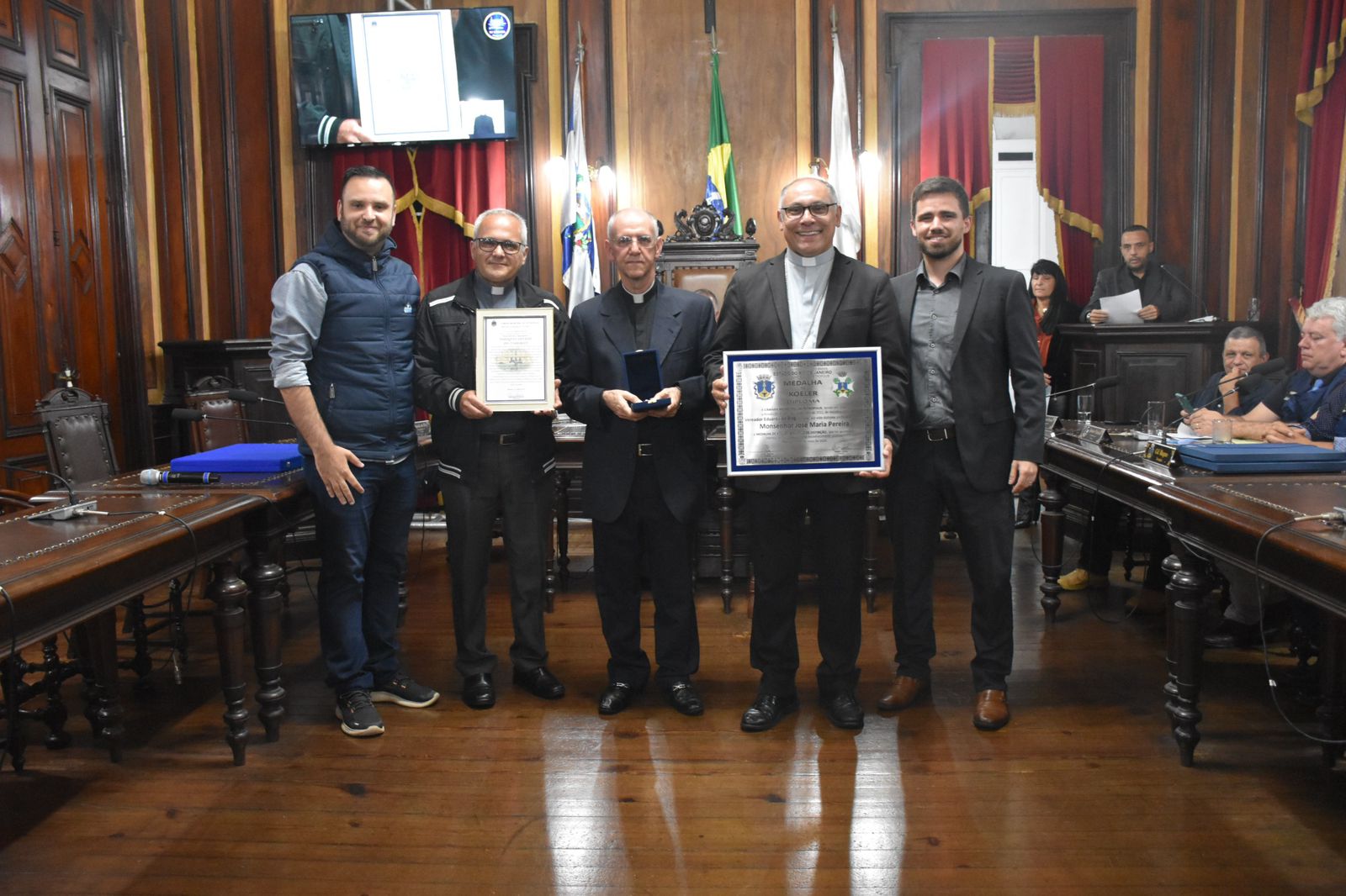 Monsenhor José Maria Pereira recebe Medalha Koeler na Câmara