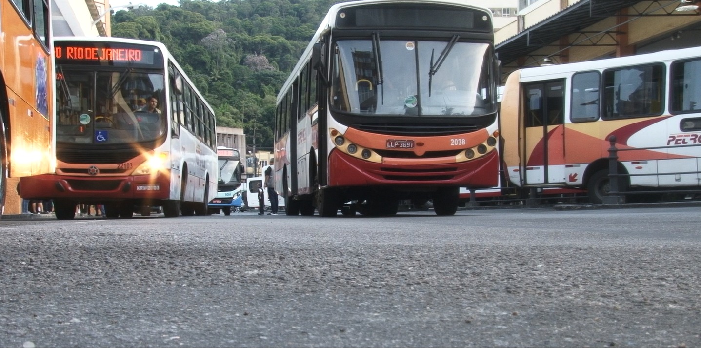 Ônibus da Petro Ita quebra no Terminal do Centro e interdita plataforma