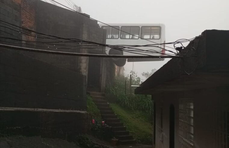 Ônibus fica pendurado no Amazonas