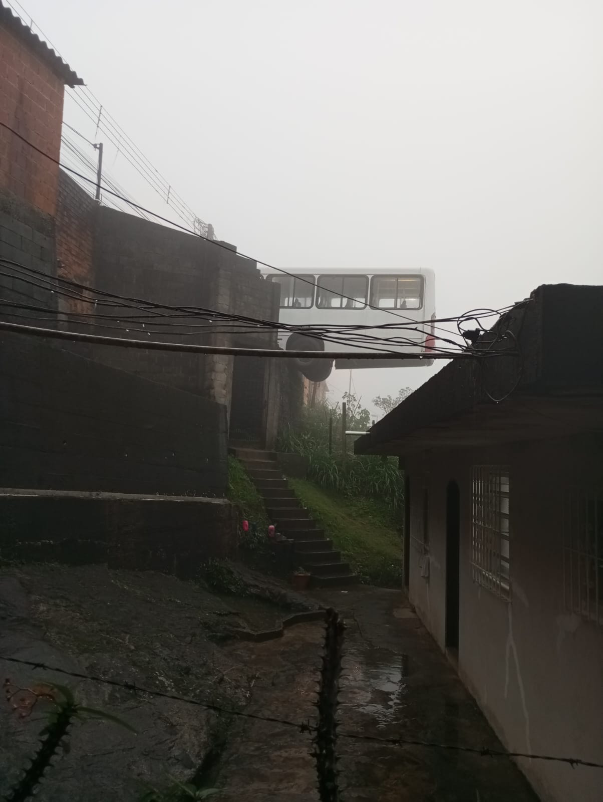 Ônibus fica pendurado no Amazonas
