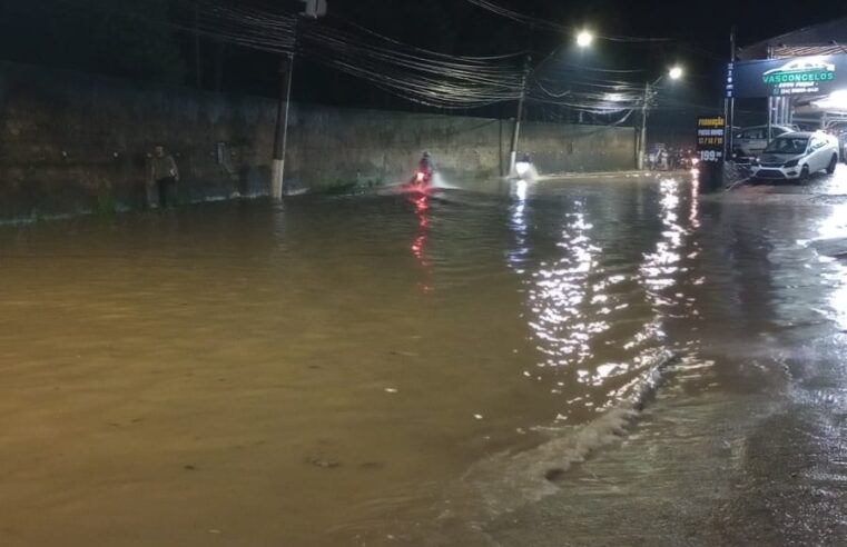 Estrada União Indústria, em Corrêas, fica interditada devido a alagamento