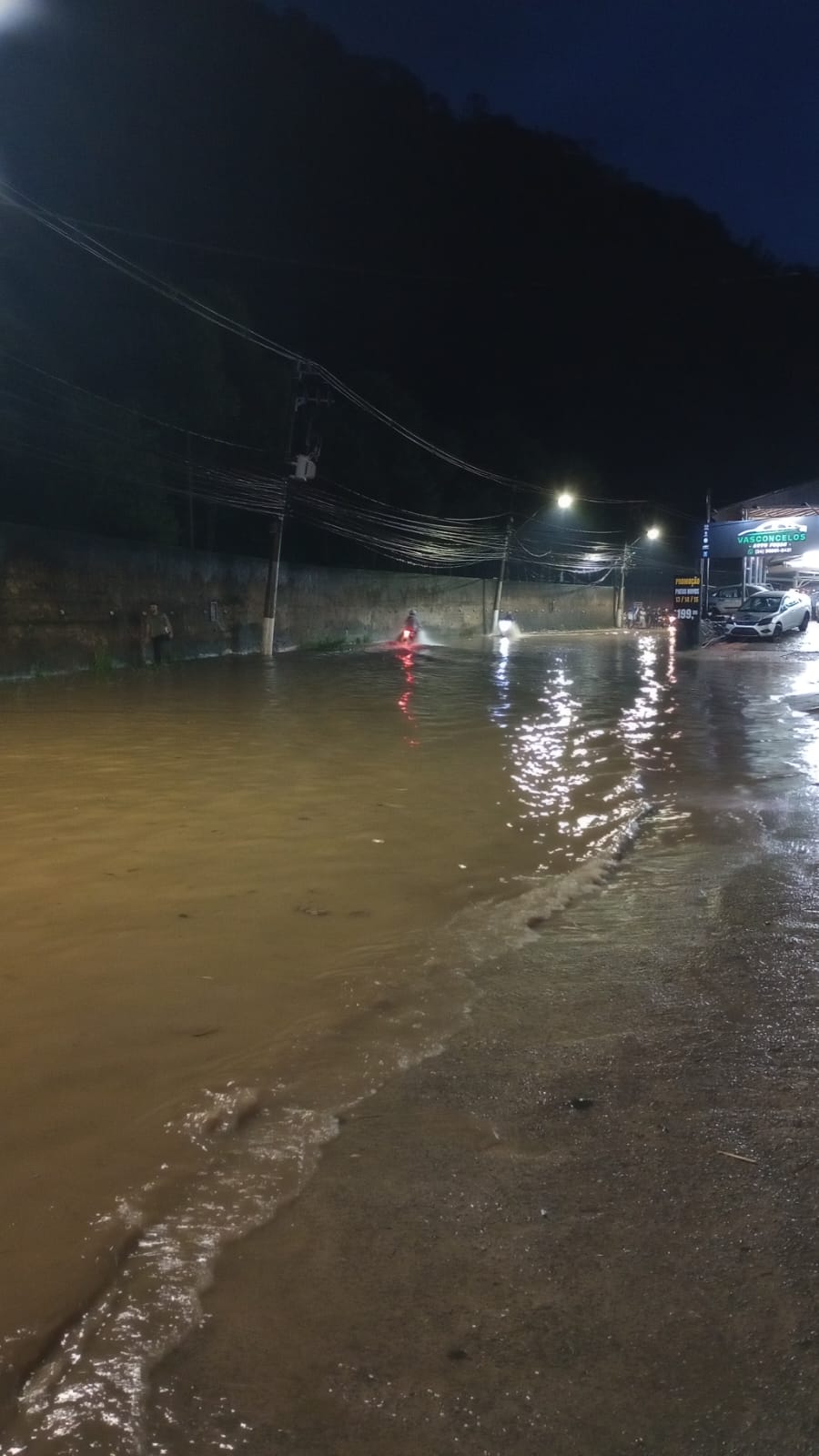 Estrada União Indústria, em Corrêas, fica interditada devido a alagamento