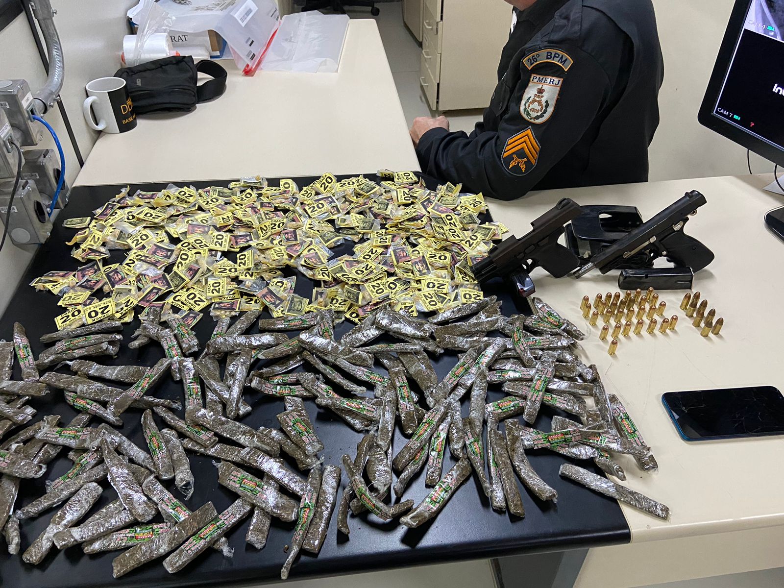 Polícia Militar do 26º BPM prende suspeito de tráfico e apreende armas, munições e drogas em Petrópolis