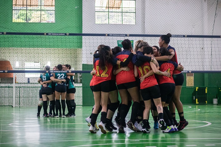 Semifinalistas dos campeonatos municipais de vôlei masculino e feminino são definidos em Petrópolis