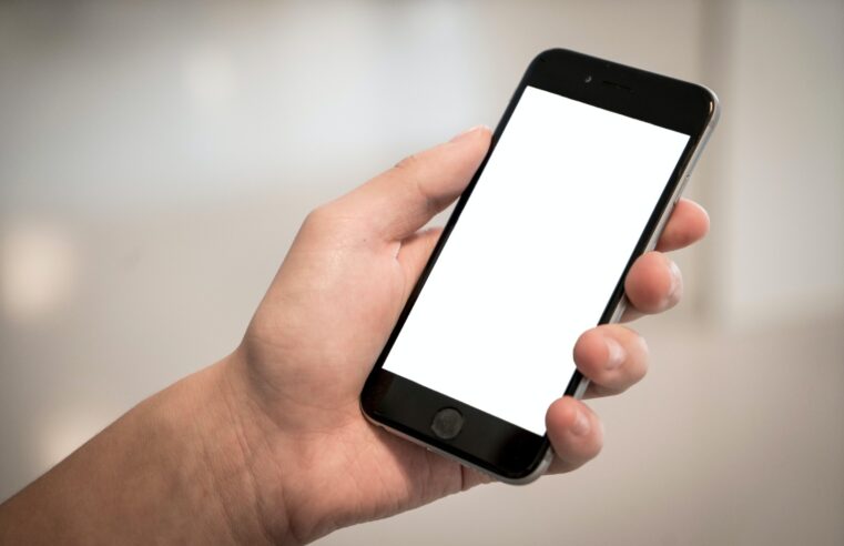 Golpes contra idosos acende alerta sobre cuidados ao utilizar o celular