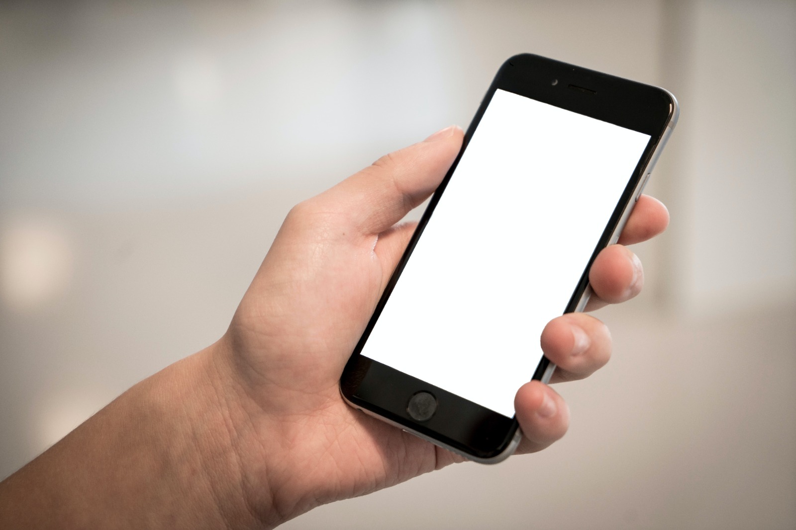Golpes contra idosos acende alerta sobre cuidados ao utilizar o celular