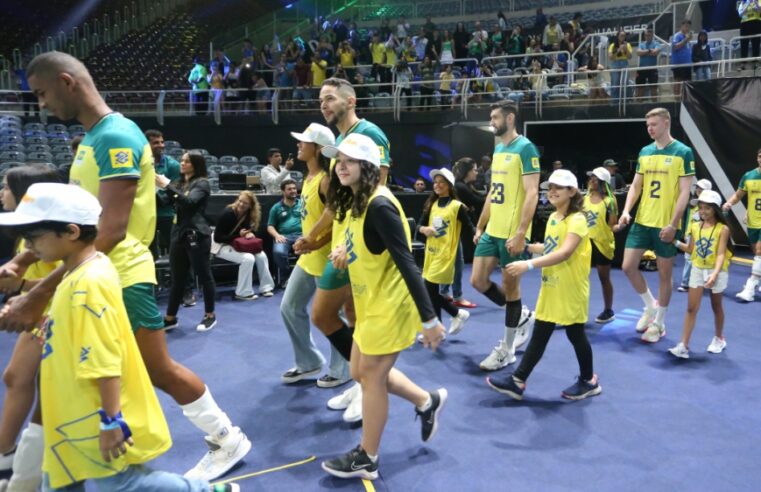 Crianças transplantadas entram em quadra durante homenagem no Maracanãzinho
