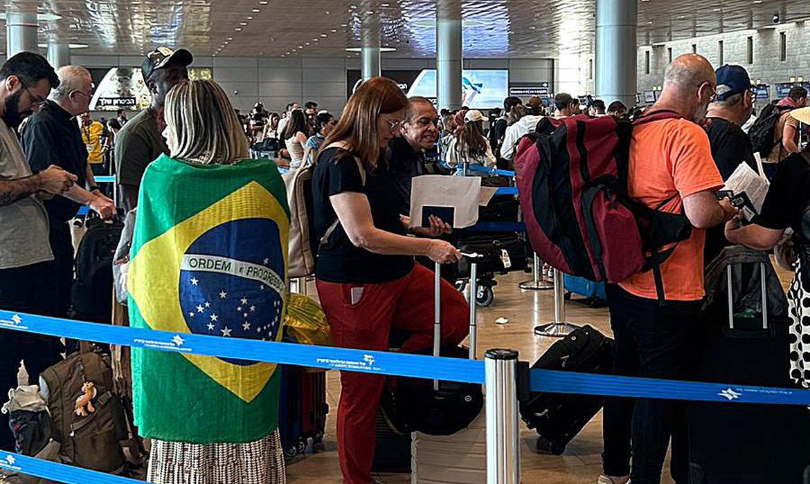 Quinto voo de repatriação chega trazendo 215 brasileiros de Israel